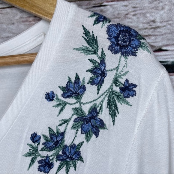 American Eagle Outfitters Soft & Sexy White V-Neck Tee Size Small w/ Embroidery - Picture 3 of 12